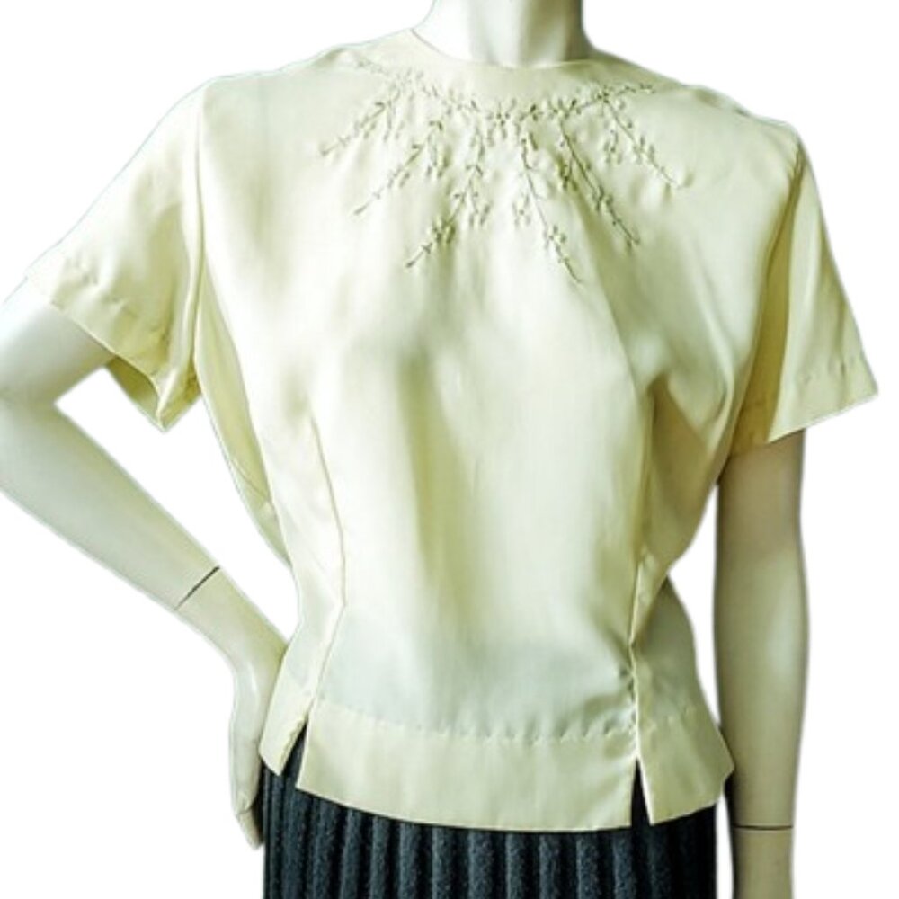 1960s Vintage Yellow Large Short Sleeve Nylon Boxy Blouse With Flower Embroidery